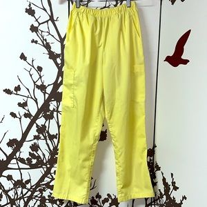 A&A Style Yellow Size 5/6 With Side Pockets Scrub Bottoms (Pants) NWOT $22